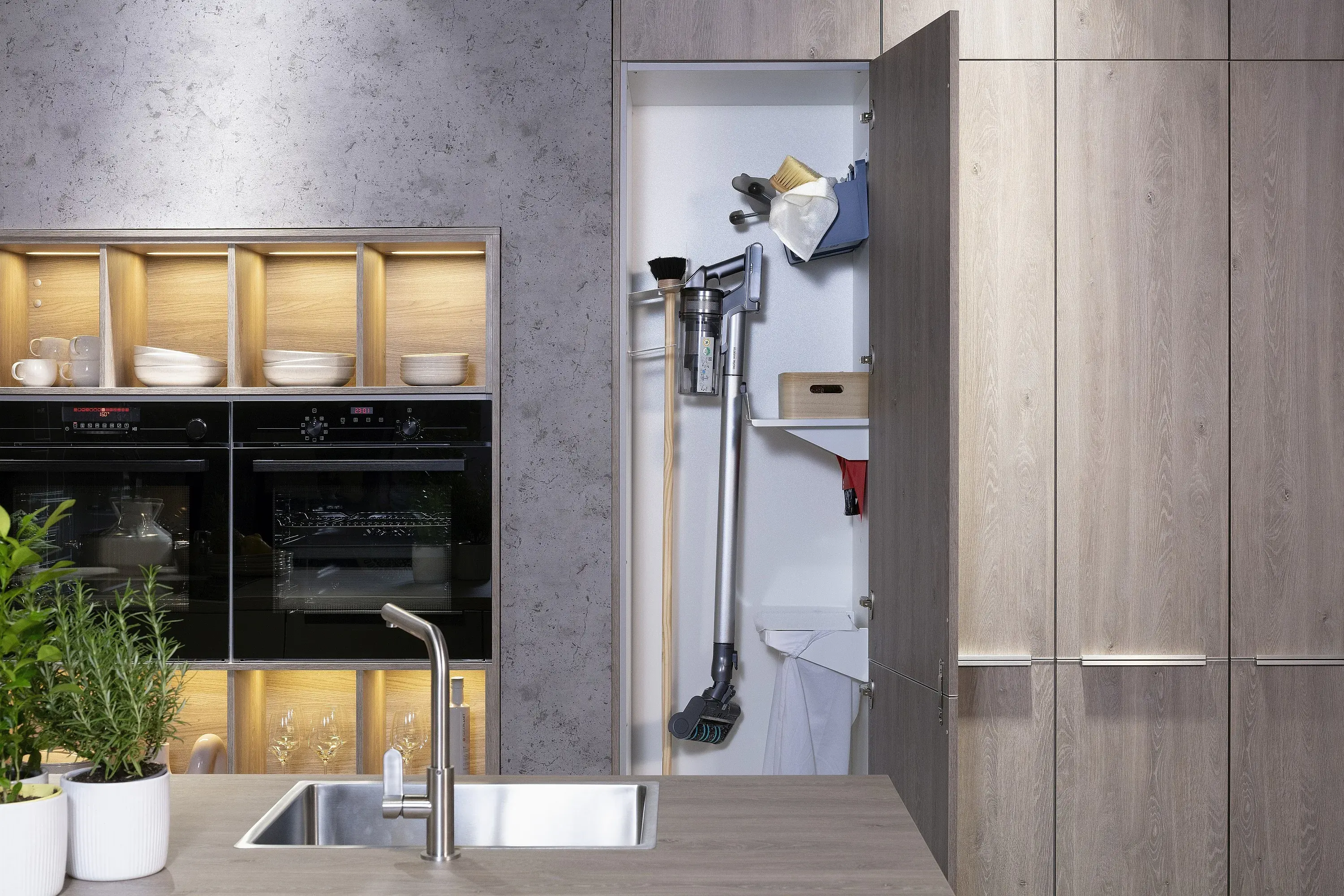 Nobilia_Taupe-Grau_ultramatt_Staubsaugerschrank_Beton-Optik_06_KMG_071122_NOB_003_188